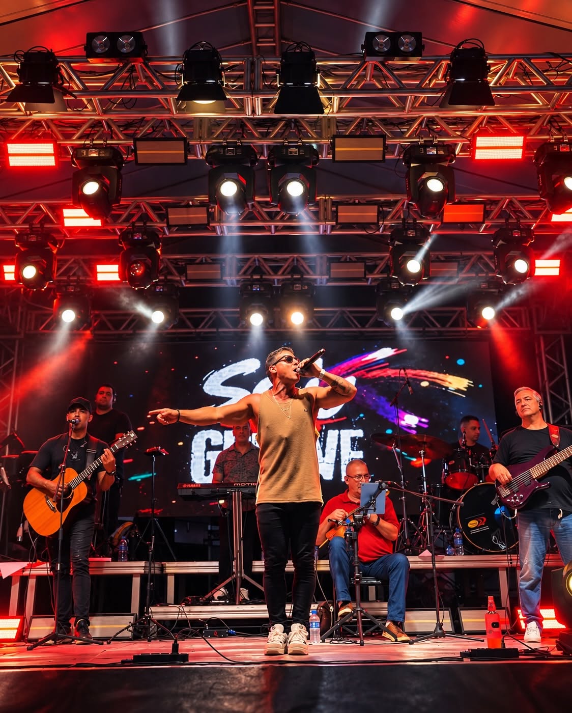 Banda Sou Mais Groove ao vivo no palco